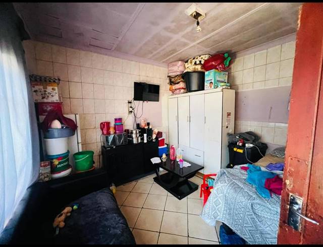 18 BEDROOM HOUSE FOR SALE IN KEMPTON PARK EXT 02